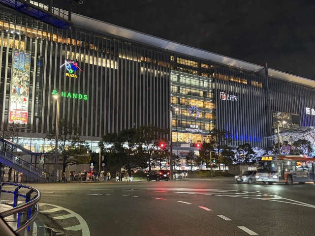 福岡の玄関口である博多駅の外観と駅前広場の風景